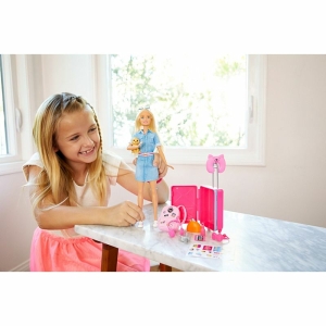 Bambola Barbie con cane per ragazza su un tavolo in una casa
