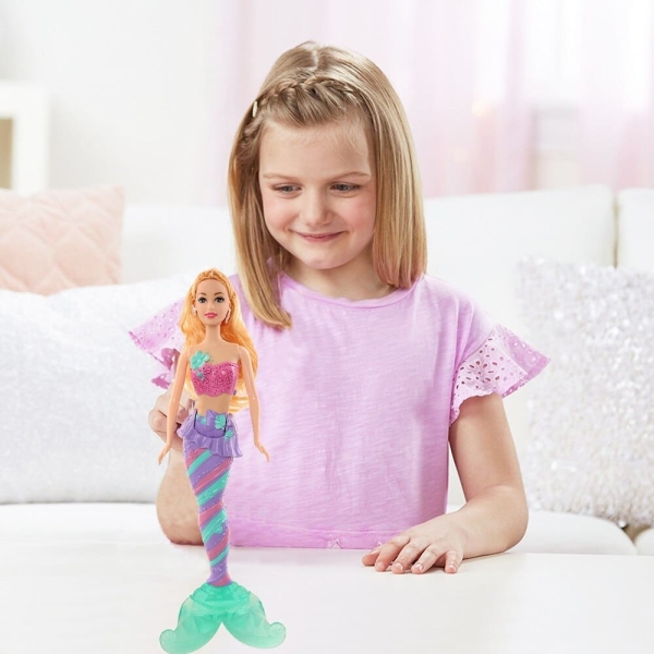 Bambola Barbie con pinna per ragazza alla moda giocata da una ragazza in una casa
