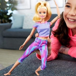 Bambola fitness per bambine in stile Barbie, interpretata da una bambina in una casa