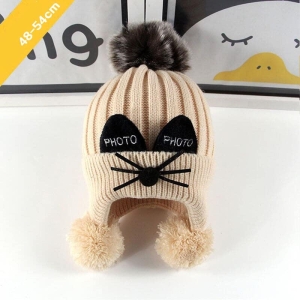 Cappello Ponpon su un tavolo di dolciumi a forma di topolino