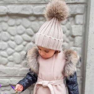 Cappello di pelliccia con pom-pom alla moda per le bambine