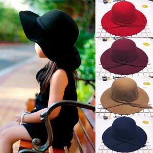 Cappello alla moda con fiocco indossato da una ragazza in diversi colori
