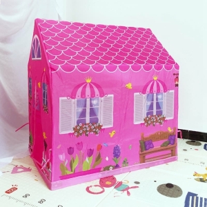 casa di una bambina rosa su un tappeto a fantasia