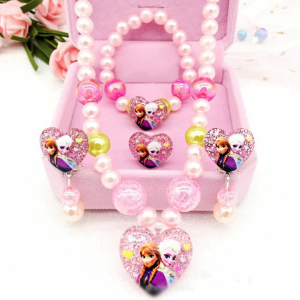 Scatola di gioielli aperta di colore rosa con 4 pezzi di gioielli della Regina delle Nevi