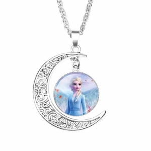 Collana carina con ciondolo a forma di luna e ritratto di Elsa Regina delle Nevi su sfondo bianco