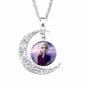 Collana d'argento con ciondolo a forma di luna e ritratto di Elsa, la Regina delle Nevi, in abito viola