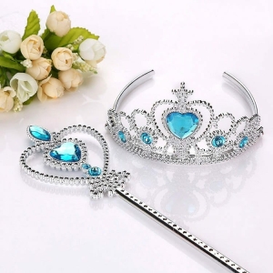 Set di corona e bacchetta d'argento e blu, con accanto un bouquet di fiori
