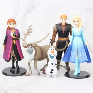I personaggi della Regina delle Nevi sono in piedi uno accanto all'altro e guardano verso di noi Elsa Anna olaf