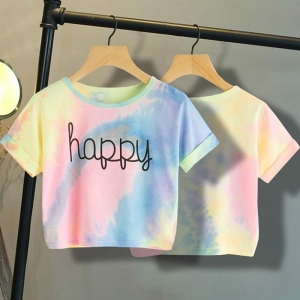 Maglietta crop top multicolore con una lettera stampata per una ragazza in una casa