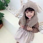 Coccarda con orecchie da coniglietto per bambina indossata da una bambina