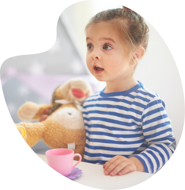 Un piccolo pirata che tiene in mano un peluche