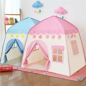 Tenda a forma di casa per le bambine rosa e blu in una casa