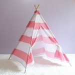 tenda a strisce rosa e bianche per una ragazza in una camera da letto su un tappeto bianco