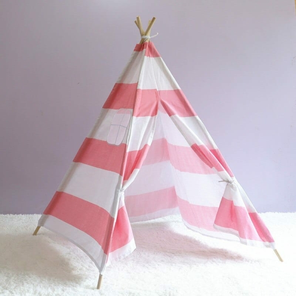 tenda a strisce rosa e bianche per una ragazza in una camera da letto su un tappeto bianco