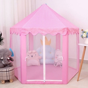 Tenda da gioco rosa per bambine con giocattoli coccolosi all'interno di una casa