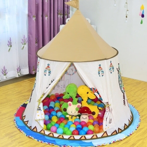 tenda teepee bianca e marrone per bambine con palla da gioco multicolore all'interno di una camera da letto