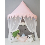 Tepee rosa e bianco a forma di castello per bambine con orsacchiotti all'interno