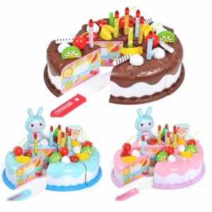 Tre giocattoli a forma di torta per bambine nei colori marrone, blu e rosa.