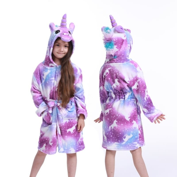 Accappatoio unicorno multicolore per ragazze, indossato da una bambina. Buona qualità, molto originale e alla moda