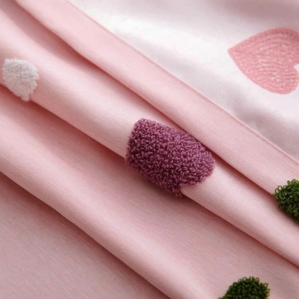 Tenda con motivo a cuore per una camera da letto femminile alla moda