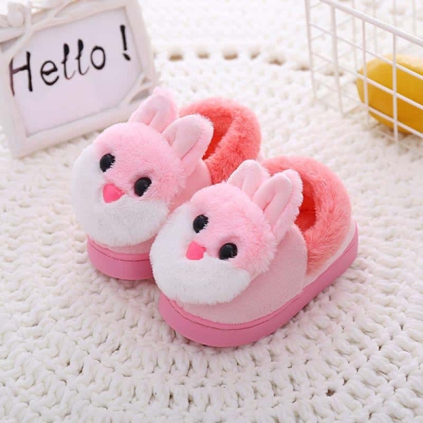 Pantofole con disegno di un coniglietto per ragazze su un tappeto