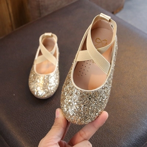 Ballerina di paillettes per ragazze alla moda su una sedia