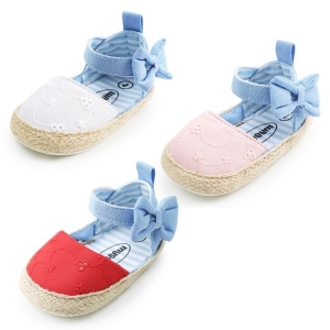 Scarpe con papillon alla moda per le ragazze