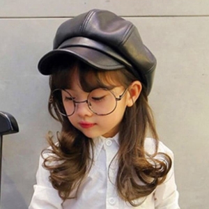Un berretto nero alla moda per le ragazze, indossato da una bambina