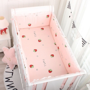 Set di biancheria da letto a 2 pezzi per un lettino da bambina rosa alla moda in una casa