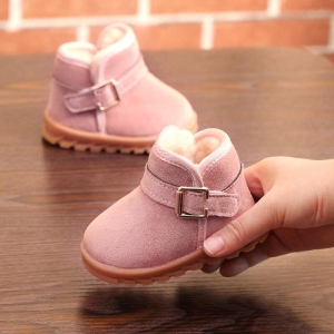 Scarpe antiscivolo per ragazze su un tavolo