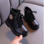 Stivali impermeabili neri su una sedia