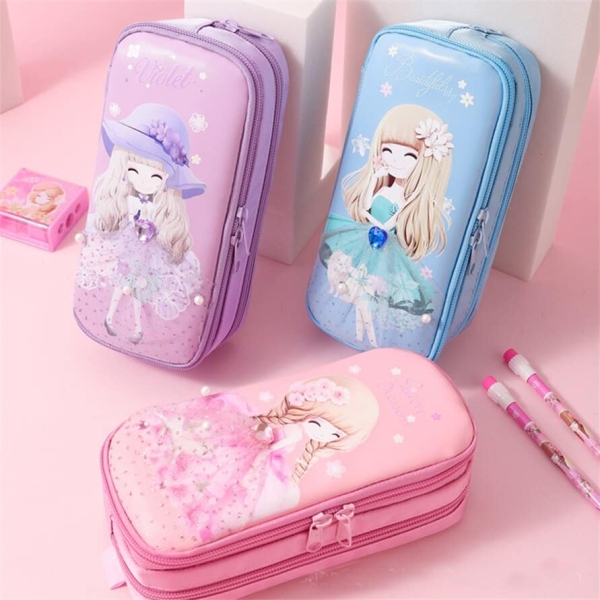 Grazioso astuccio per matite per una ragazza su un tavolo - vari colori