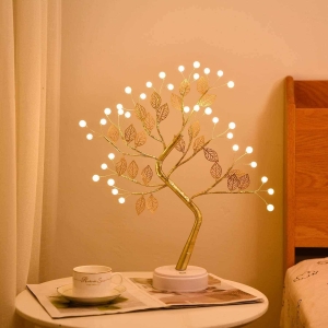 Lampada da comodino a LED a forma di albero per la camera da letto di una ragazza. Buona qualità, molto originale su un comodino in una casa