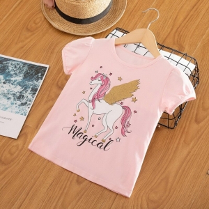 Maglietta unicorno da ragazza con cintura, cappello sul tavolo