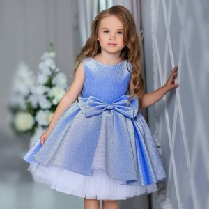 Abito in tulle da bambina blu a casa