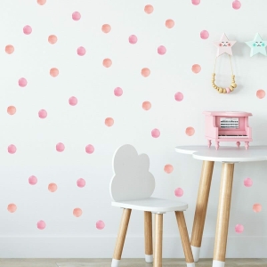 Adesivo murale con punti colorati per una ragazza con una sedia e un tavolo in una casa