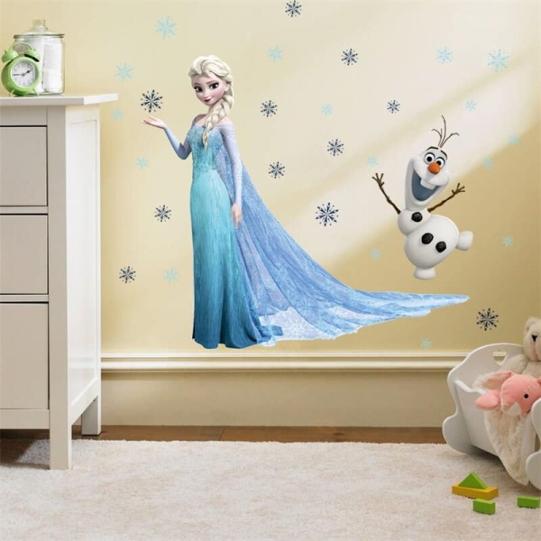 Adesivo murale Elsa e Olaf per una bambina sulla parete di una casa