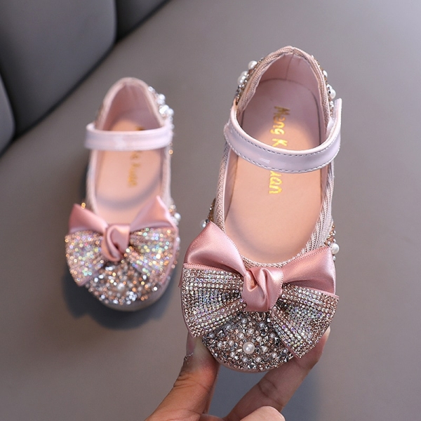 Ballerine con fiocco di strass per ragazze con sfondo grigio