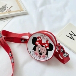 Borsa a tracolla rotonda alla moda con personaggi Disney per ragazze su un tavolo