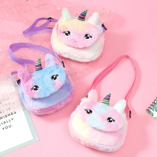 Borsetta unicorno multicolore per bambine su un tavolo