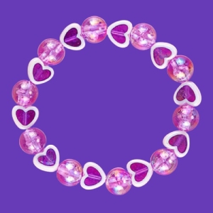 Bracciale di perle a forma di cuore per ragazza con sfondo viola