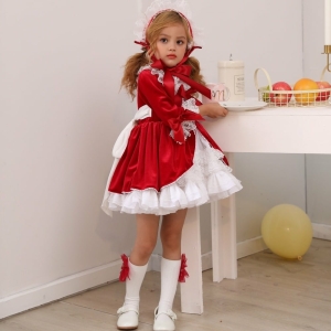 Costume da principessa rossa in 4 pezzi per una bambina in una casa