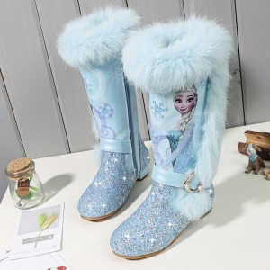 Stivali colorati della Principessa Elsa per ragazze blu con uno sfondo un tavolo con oggetti