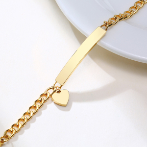 Bracciale personalizzato in acciaio inossidabile placcato oro per ragazze con sfondo bianco