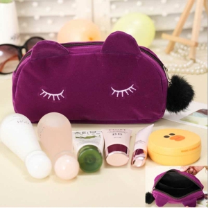 Kit scolastico kawaii a forma di gatto per una ragazza su un tavolo in una casa