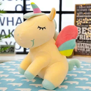 Peluche di unicorno per bambina in una casa