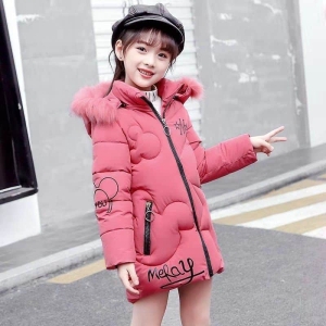Piumino invernale da bambina con cappuccio indossato da una bambina