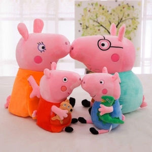 Set di 4 peluche della famiglia Peppa Pig per bambine in una casa