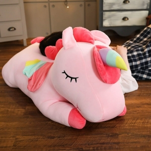 Unicorno gigante di peluche per le ragazze in una casa