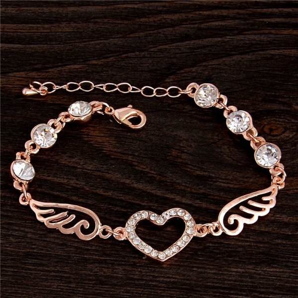 Bracciale a catena con motivo a cuore per ragazze su un tavolo